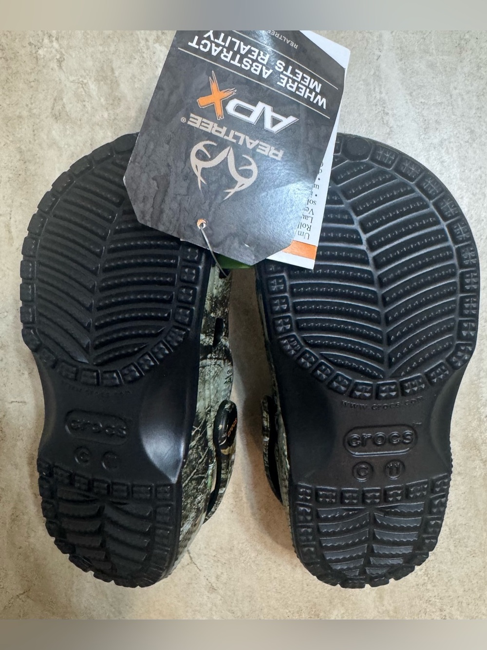 Crocs Kids' Realtree APX Classic Clog - Picture 7 of 9
